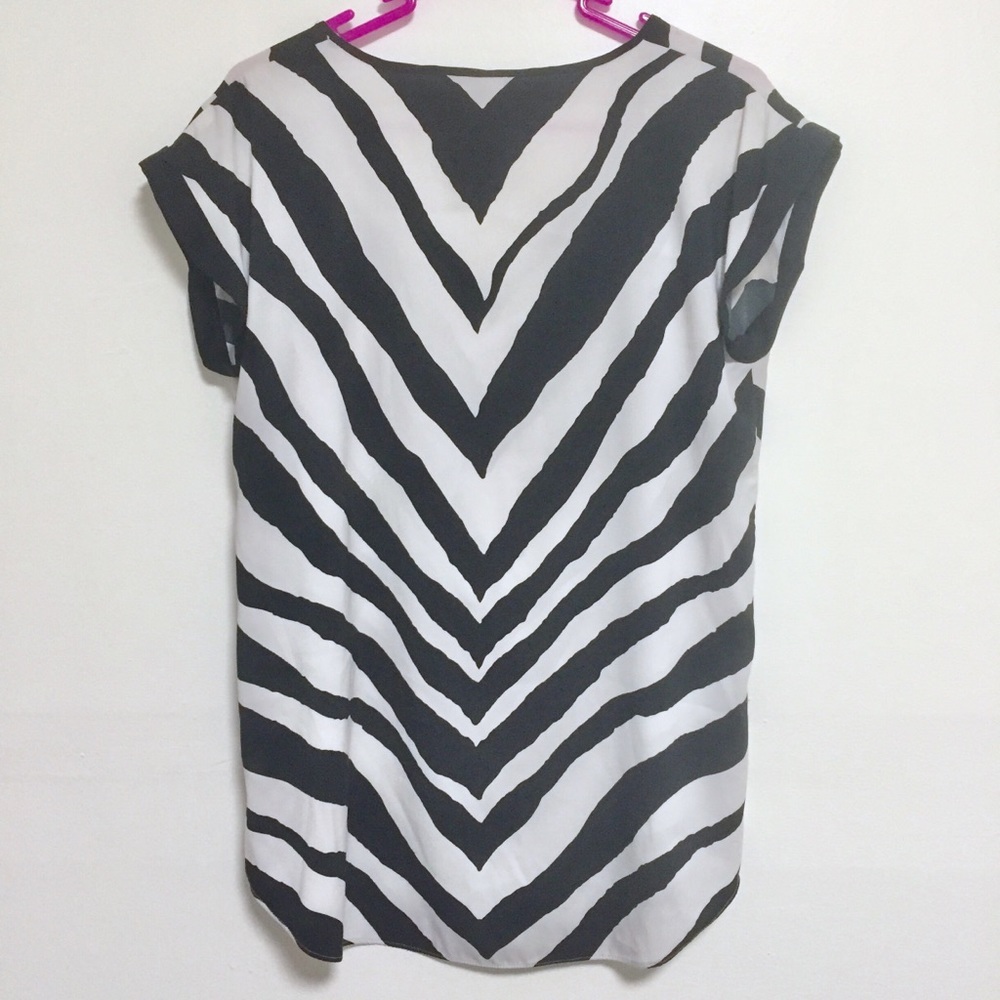 Express Zebra  Chevron Top Blouse - Picture 4 of 4